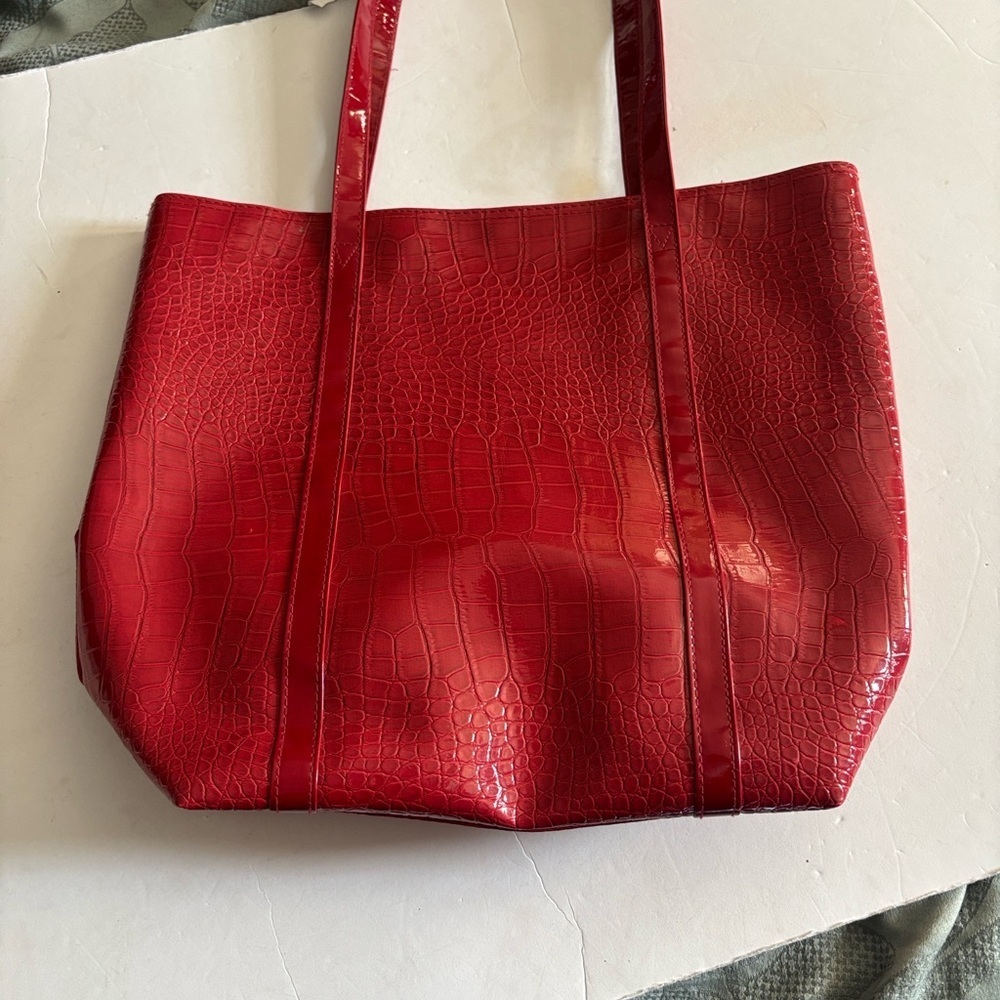 RED PATENT LEATHER FAUX CROC SKIN TOTE BAG NICE SIZE GREAT FOR HOLIDAYS